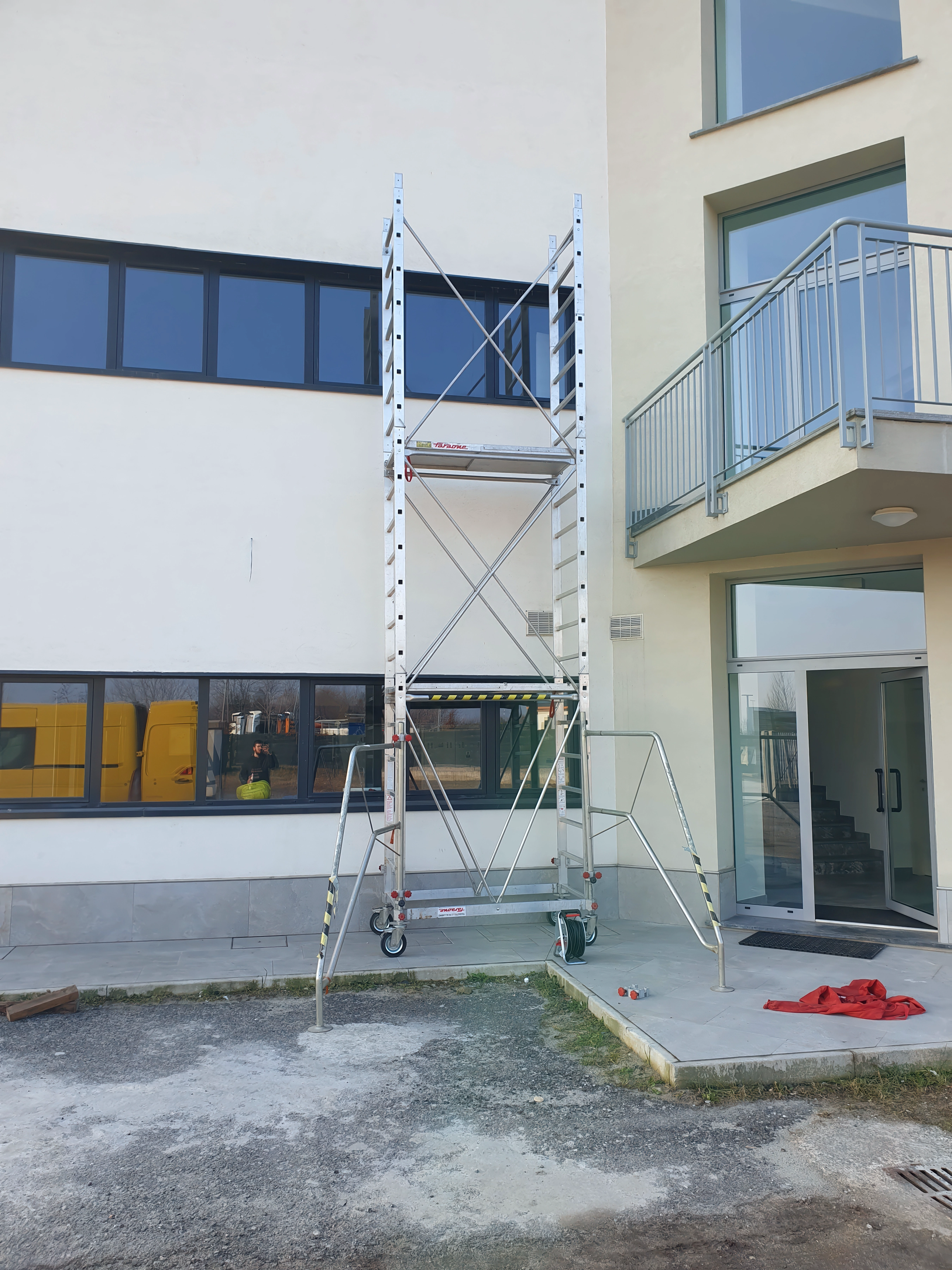 Pulizia finestre professionale con attrezzature per ogni altezza a Milano